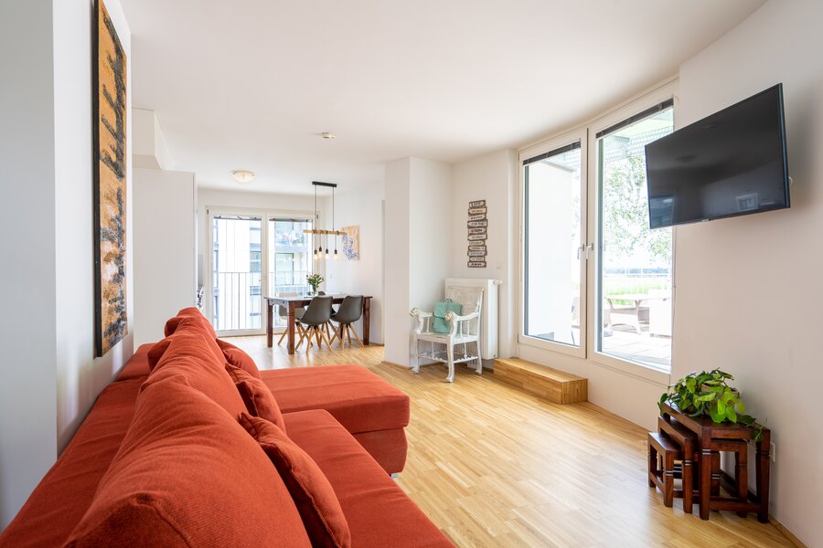 Helles Wohnzimmer mit Terrasse – 2-Zimmer Wohnung zur Kurzzeitmiete, Wohnen auf Zeit für 1 bis 6 Monate in Wien