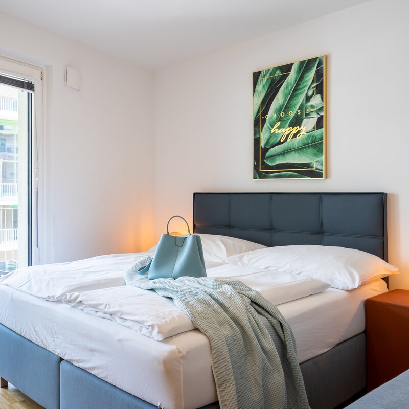 Helles Schlafzimmer mit Balkon im 1-Zimmer Apartment – Kurzzeitmiete & Wohnen auf Zeit für 1 bis 6 Monate in Wien