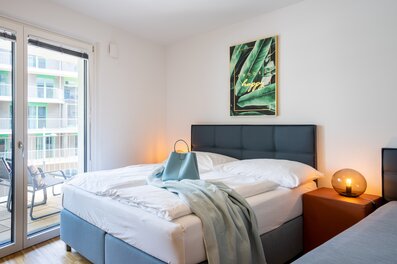 Helles Schlafzimmer mit Balkon im 1-Zimmer Apartment – Kurzzeitmiete & Wohnen auf Zeit für 1 bis 6 Monate in Wien