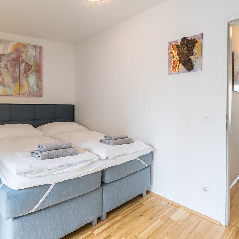 Bright bedroom with double bed – 2-room apartment for short-term rental & temporary housing 1 to 6 months in Vienna