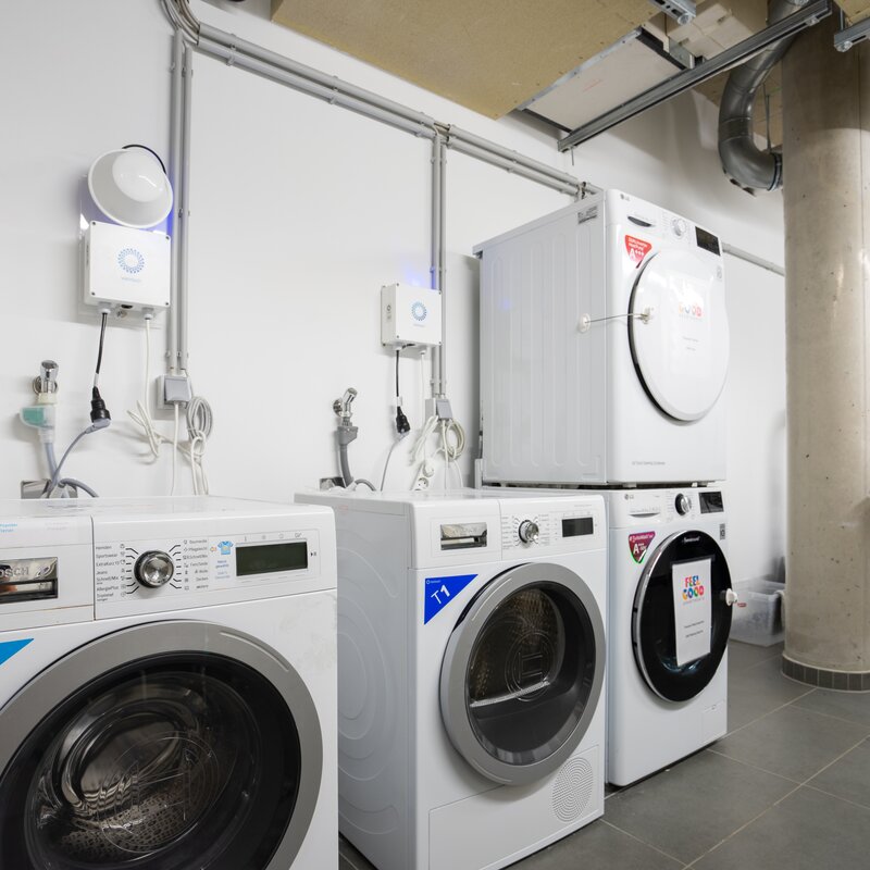 Waschmaschine, Trockner, Bügeleisen, Bügelbrett