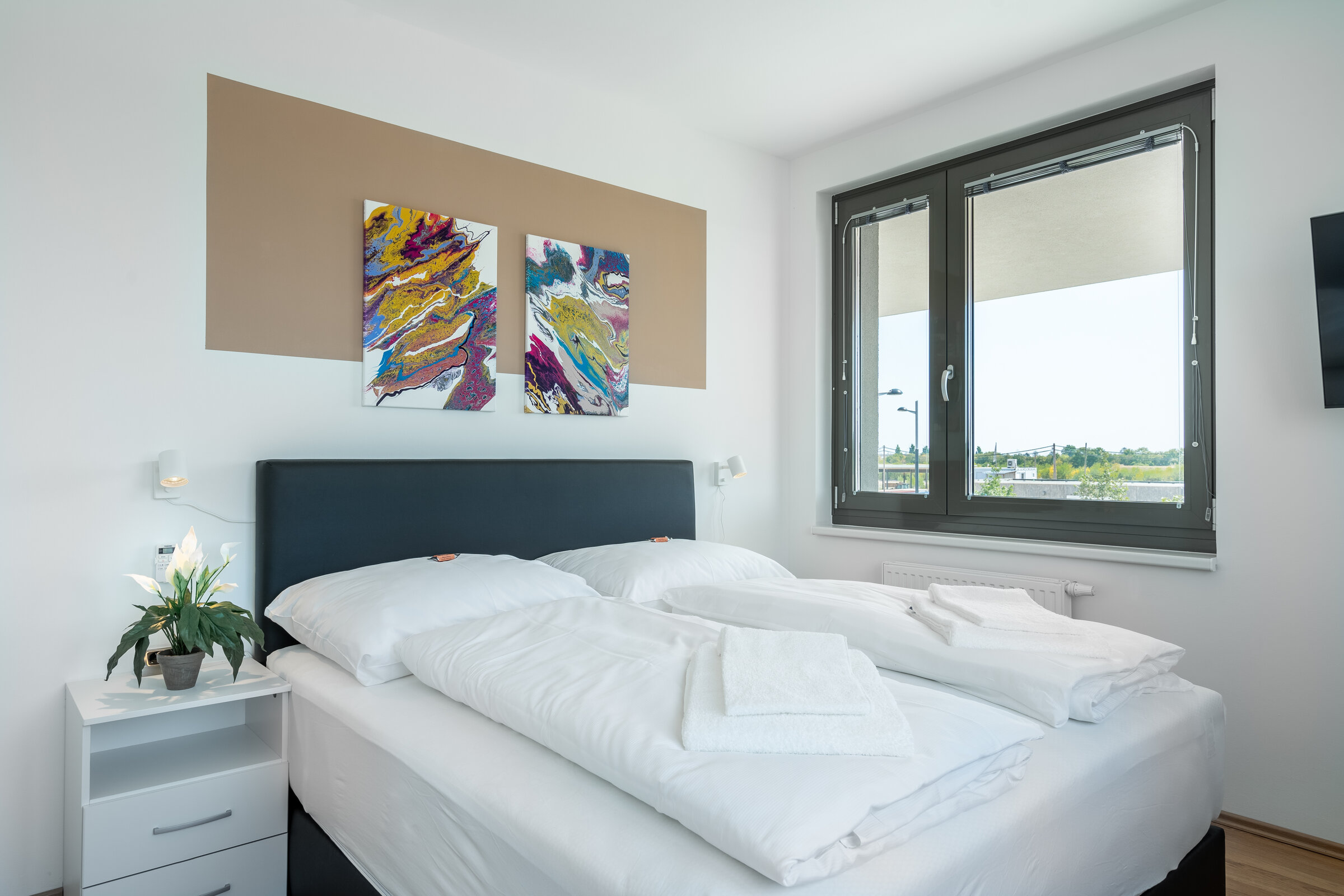 Bright bedroom with double bed & AC – 1-room apartment for short-term rental & temporary housing for 1 to 6 months in Vienna