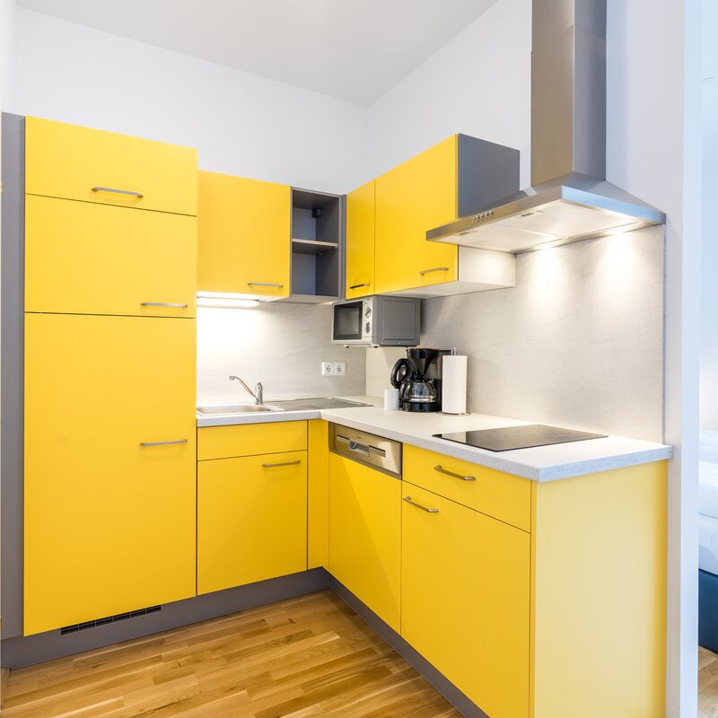 Moderne Einbauküche in gelb: 1-Zimmer Wohnung zur Kurzzeitmiete & Wohnen auf Zeit für 1 bis 6 Monate in Wien