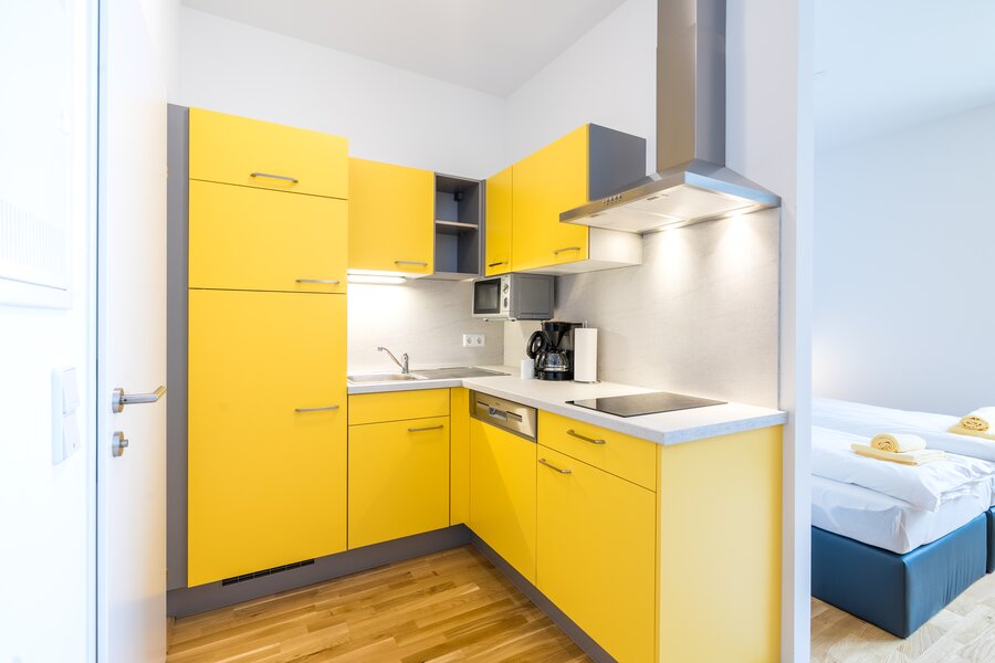 Moderne Einbauküche in gelb: 1-Zimmer Wohnung zur Kurzzeitmiete & Wohnen auf Zeit für 1 bis 6 Monate in Wien