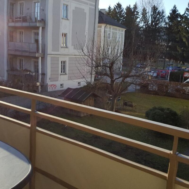10m2 Balkon mit Tisch und Sesseln
