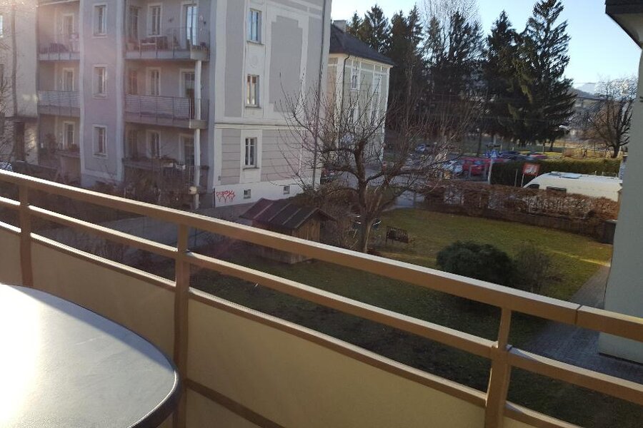 10m2 Balkon mit Tisch und Sesseln