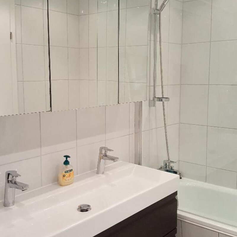 Das Badezimmer ist mi einem Doppelwachbecken und einer Badewanne ausgestattet.