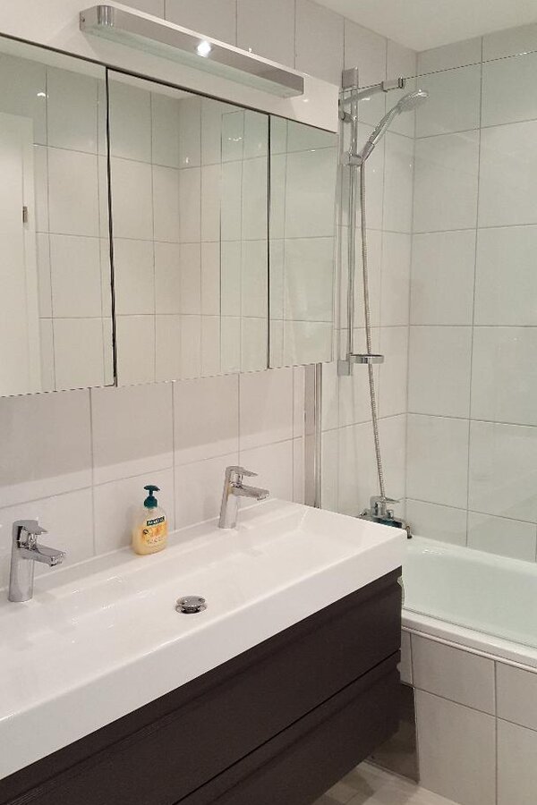 Das Badezimmer ist mi einem Doppelwachbecken und einer Badewanne ausgestattet.