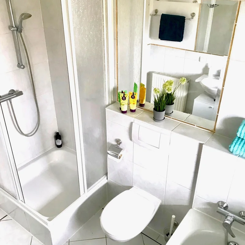 Badezimmer mit Dusche und Badewanne