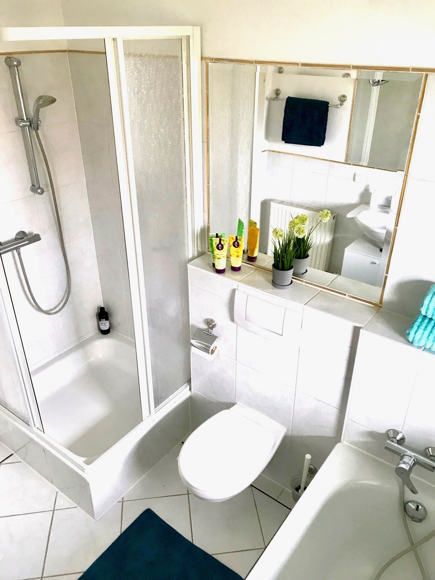 Badezimmer mit Dusche und Badewanne