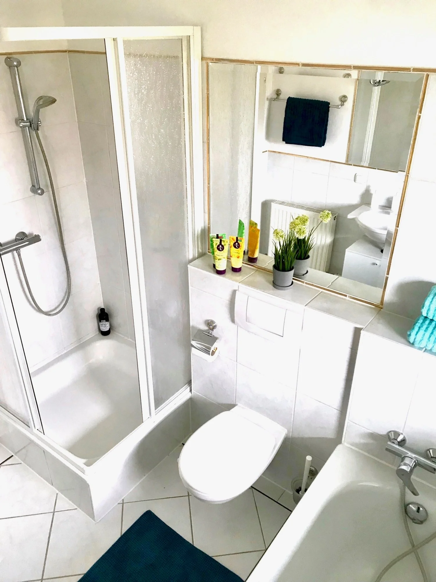 Badezimmer mit Dusche und Badewanne