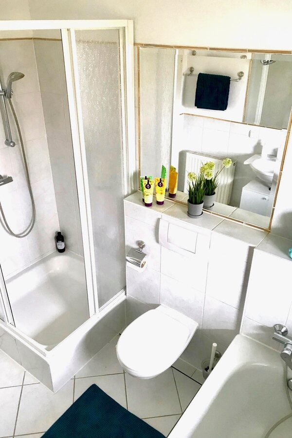 Badezimmer mit Dusche und Badewanne
