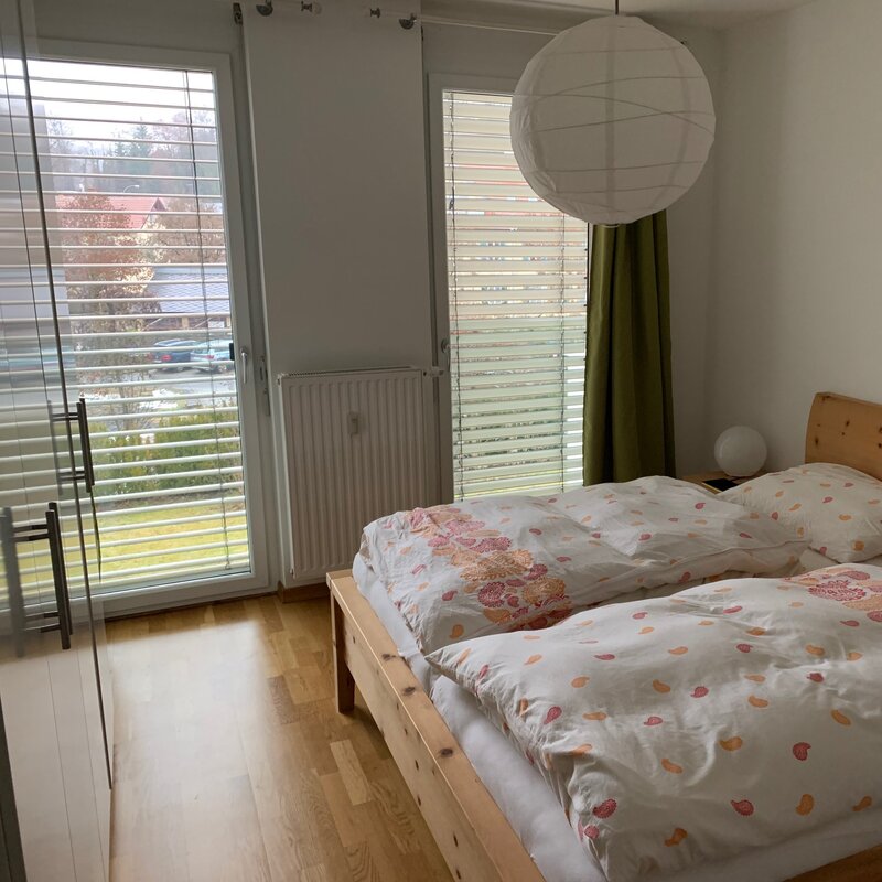 Bedroom with wooden bed | © CH