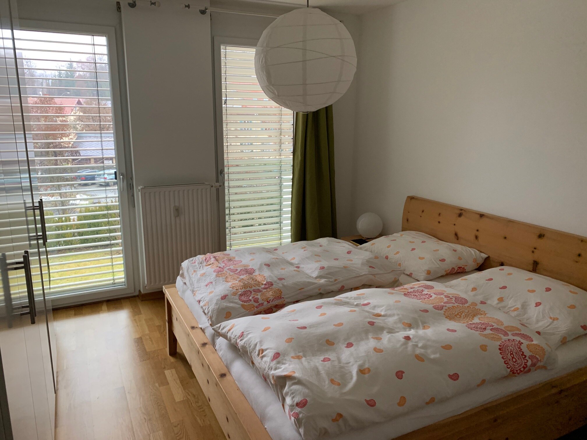 Bedroom with wooden bed | © CH