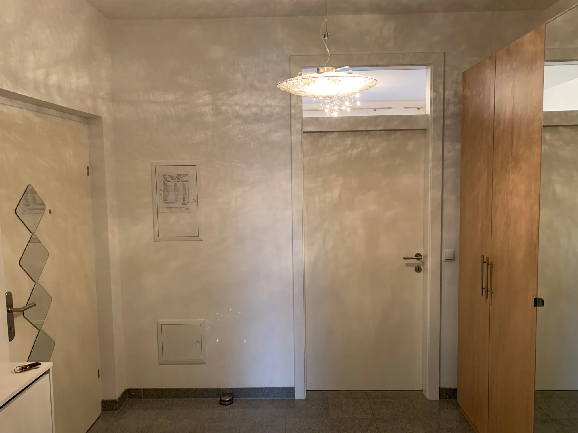 Vorraum mit großem Kasten | © CH