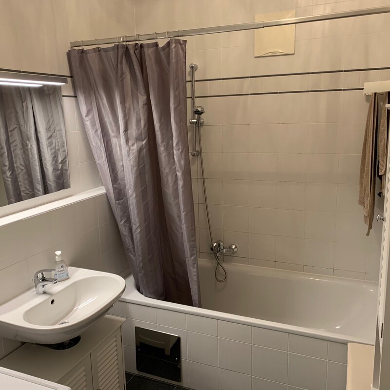 Bathroom with sink, bathtub, washing machine | © CH