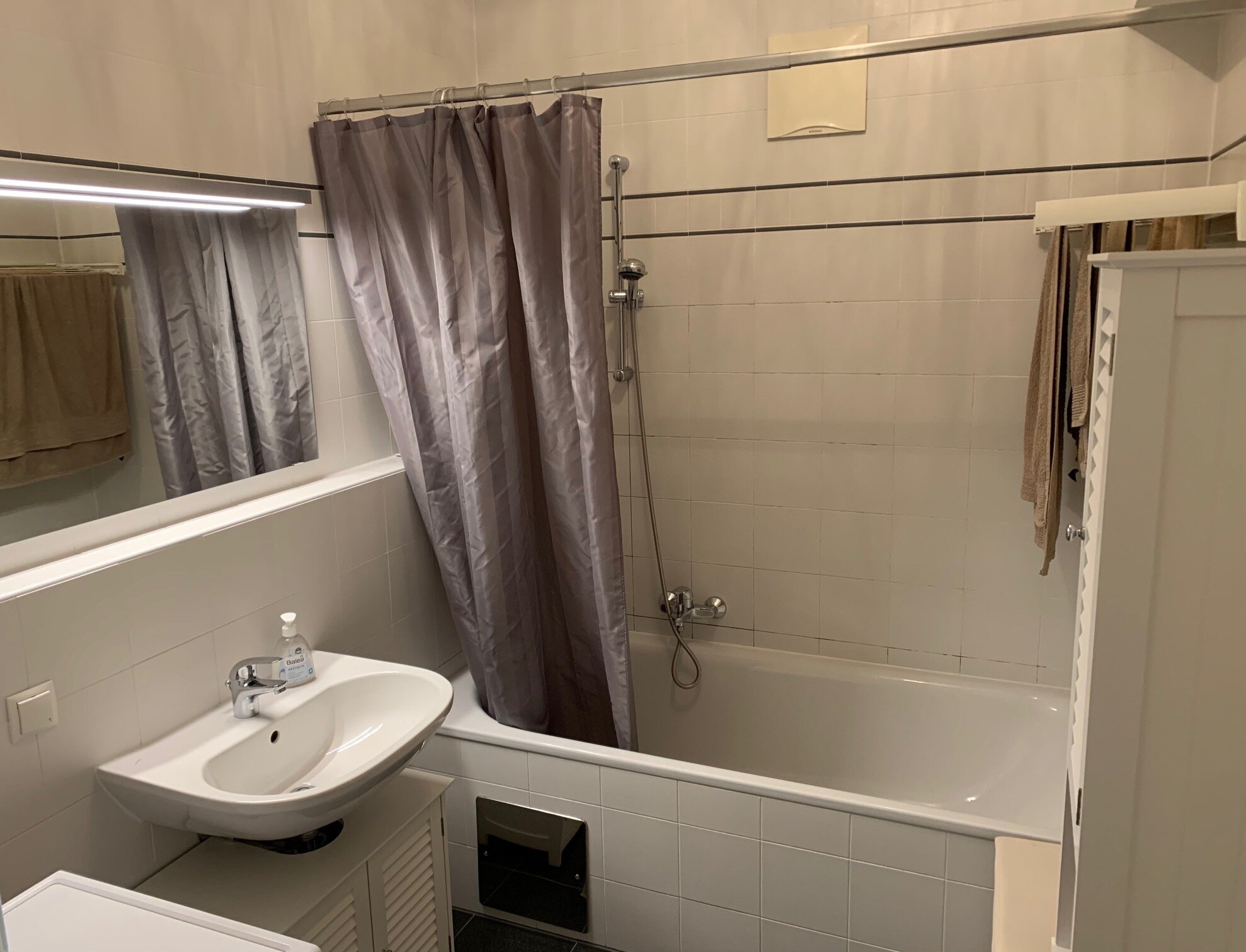 Bathroom with sink, bathtub, washing machine | © CH