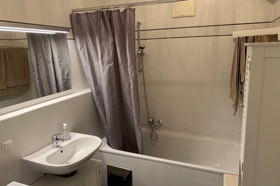 Bathroom with sink, bathtub, washing machine | © CH