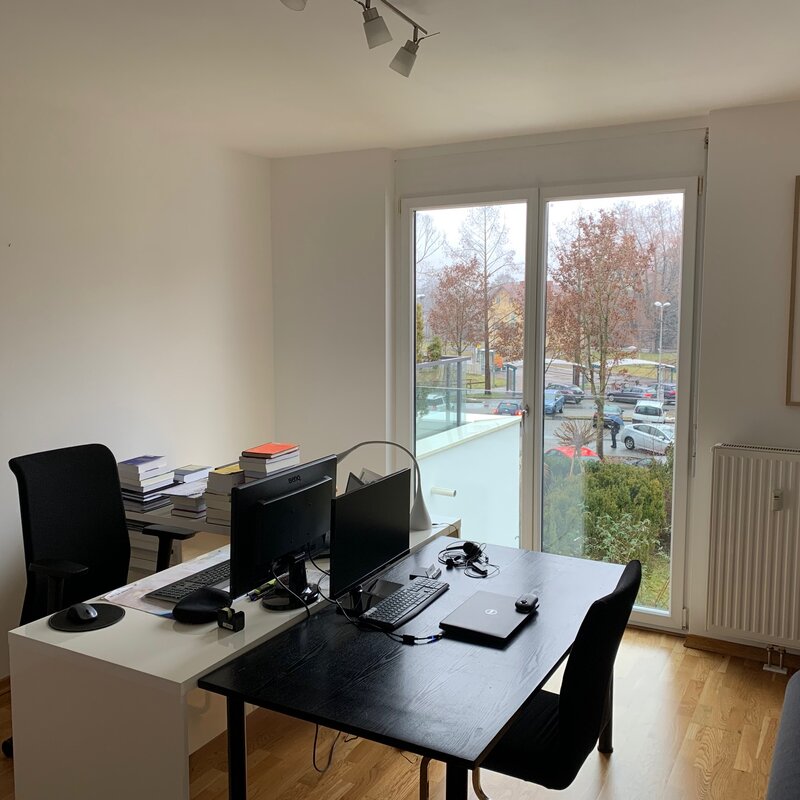 Room with two desks and a sofa bed; the black desk can be dismantled | © C>H