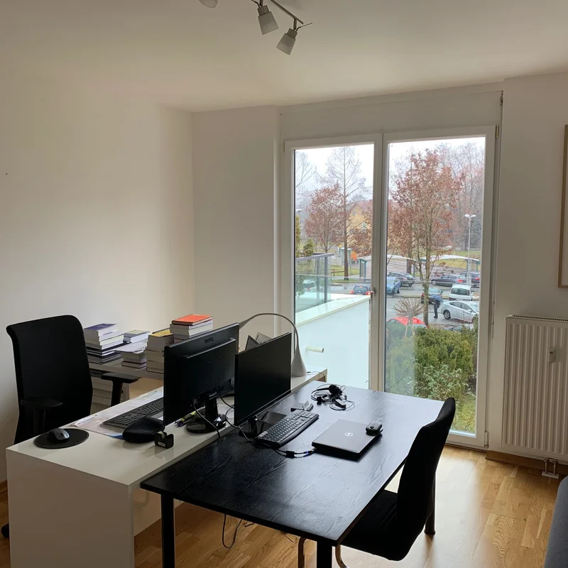 Zimmer mit zwei Schreibtischen und einer Bettcouch; der schwarze Schreibtisch kann abgebaut werden | © C>H