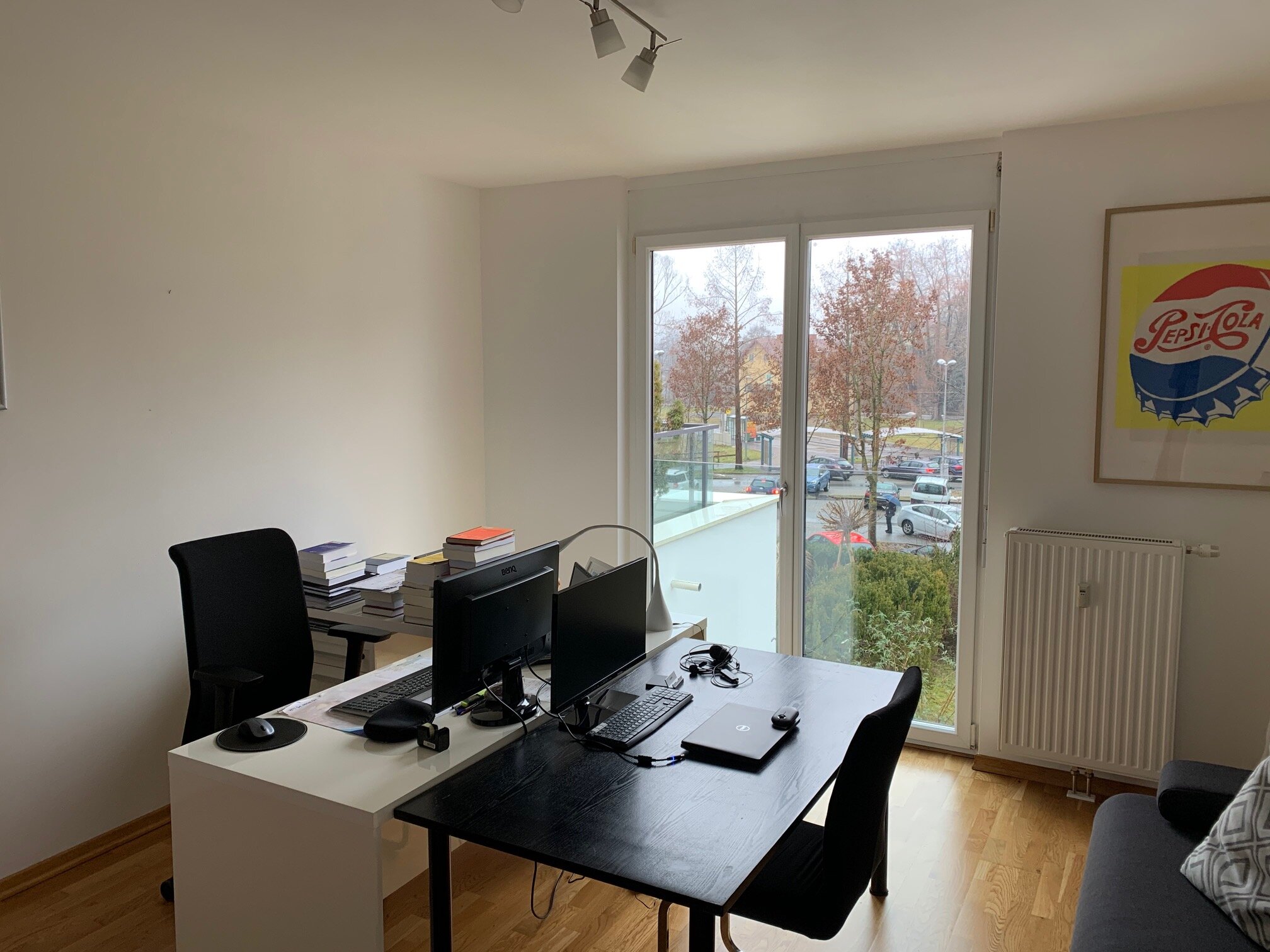 Room with two desks and a sofa bed; the black desk can be dismantled | © C>H