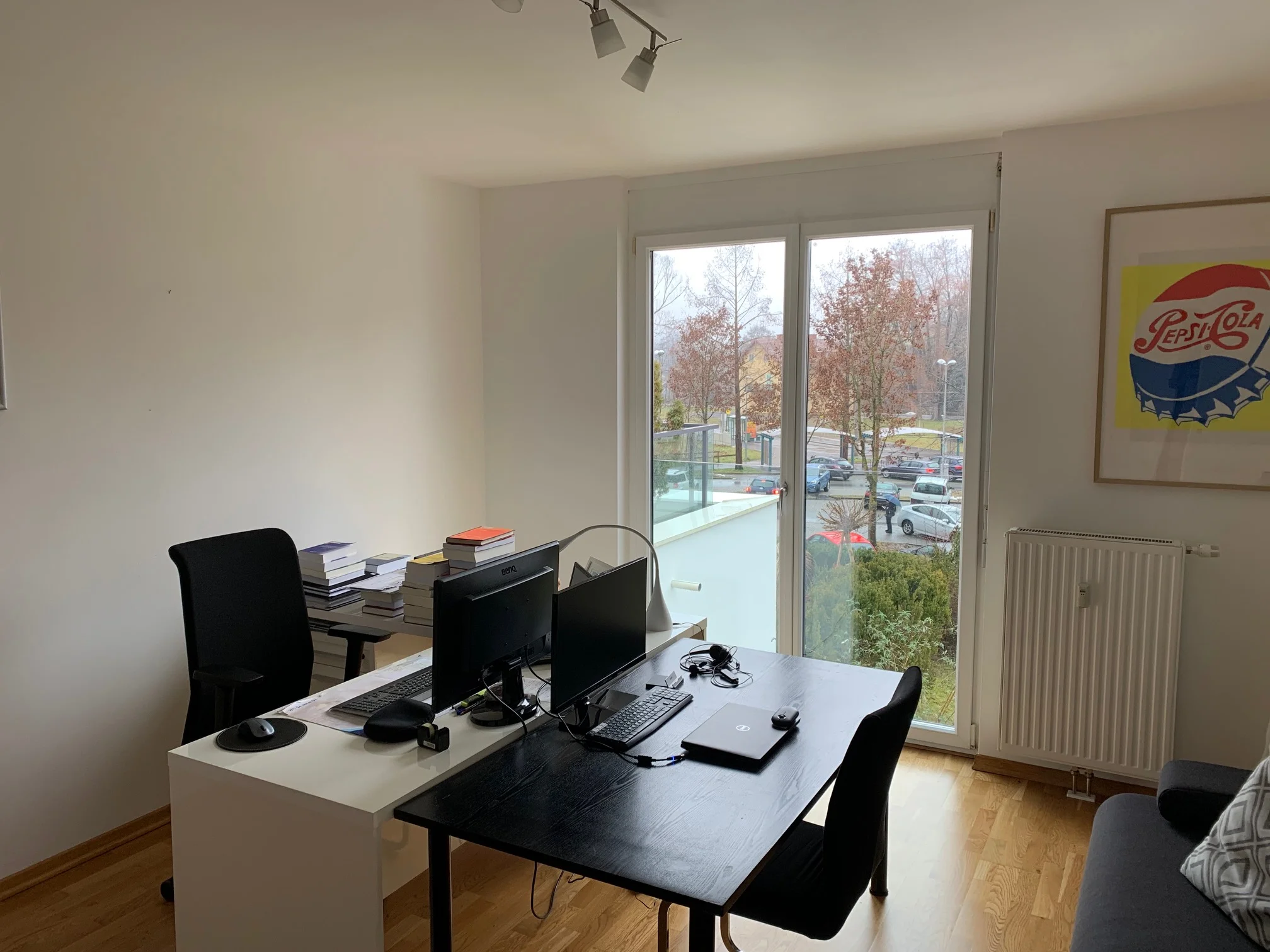 Zimmer mit zwei Schreibtischen und einer Bettcouch; der schwarze Schreibtisch kann abgebaut werden | © C>H