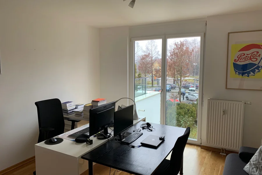 Zimmer mit zwei Schreibtischen und einer Bettcouch; der schwarze Schreibtisch kann abgebaut werden | © C>H