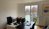 Zimmer mit zwei Schreibtischen und einer Bettcouch; der schwarze Schreibtisch kann abgebaut werden | © C>H