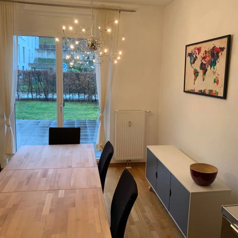 Großer Holztisch mit 6 Stühlen; Stylisches Sideboard | © CH