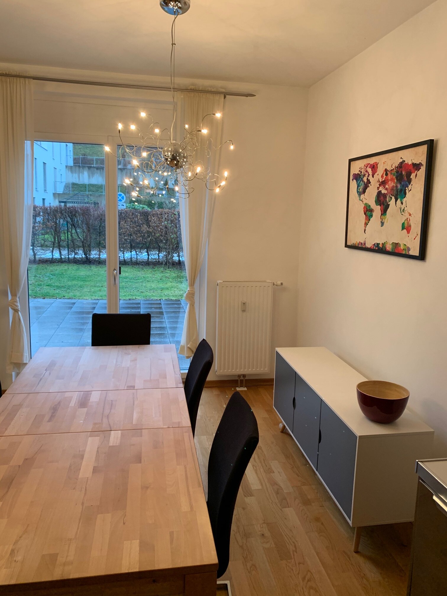 Big wooden dining table with 6 chairs; stylish sideboard | © CH