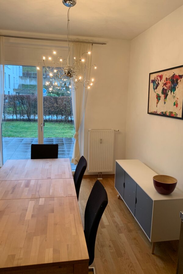 Big wooden dining table with 6 chairs; stylish sideboard | © CH