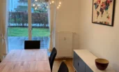 Großer Holztisch mit 6 Stühlen; Stylisches Sideboard | © CH