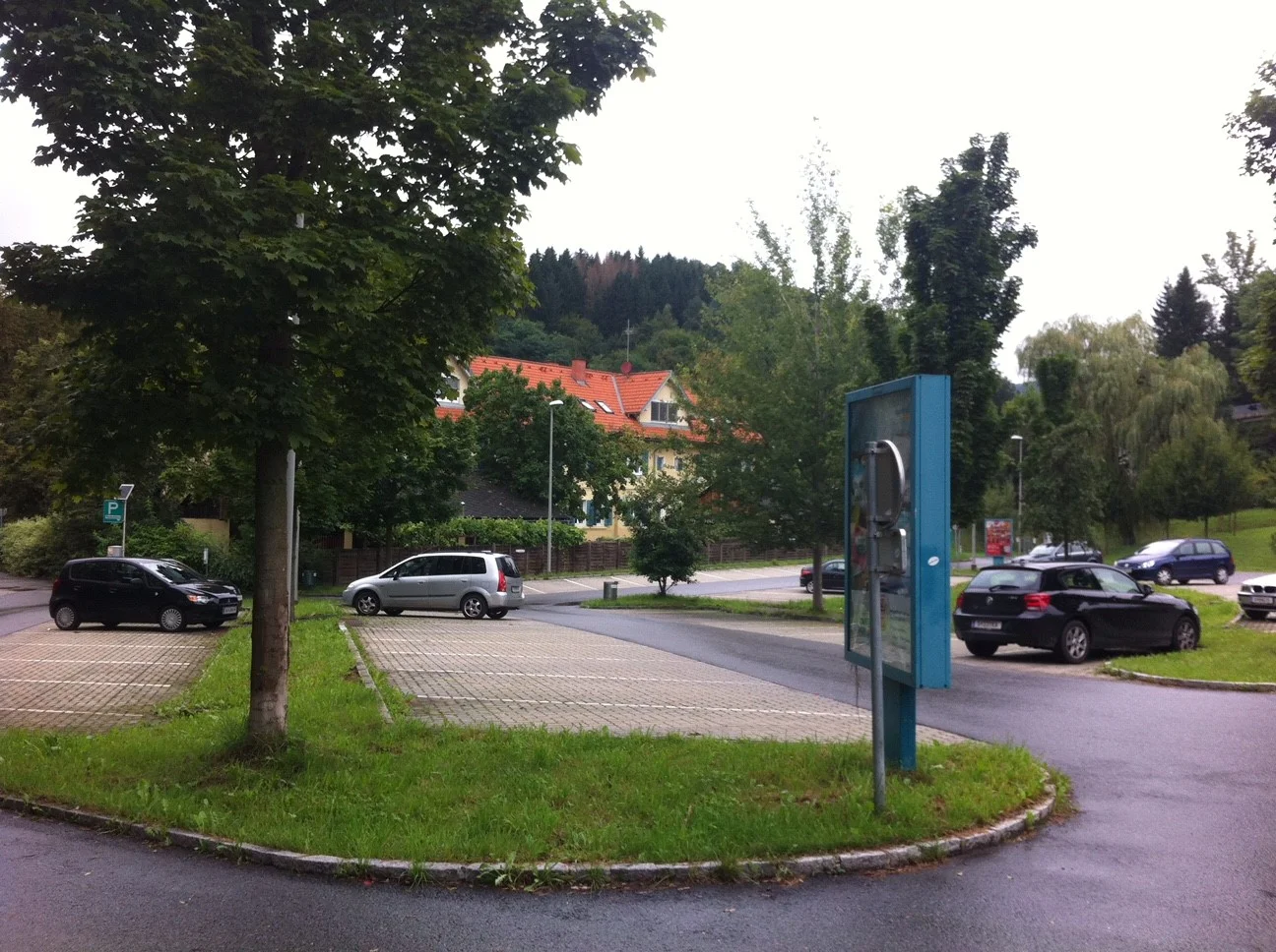 Parkplatz neben Straßenbahnhaltestelle | © CH