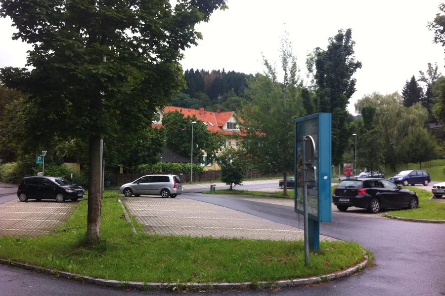 Parkplatz neben Straßenbahnhaltestelle | © CH