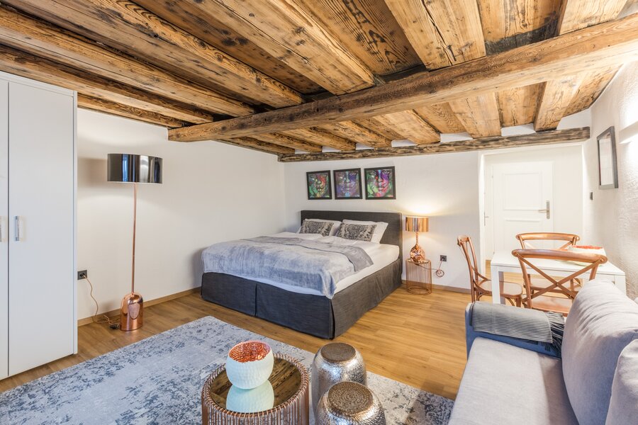 Furnished 1-room apartment with rustic wooden beam ceiling – short-term rental & temporary housing for 1 to 6 months in Salzburg