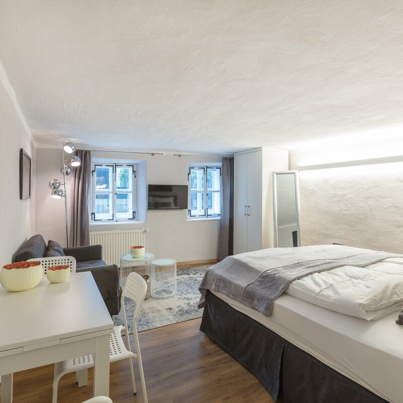 Bright 1-room apartment with double bed & seating – short-term rental & temporary housing for 1 to 6 months in Salzburg