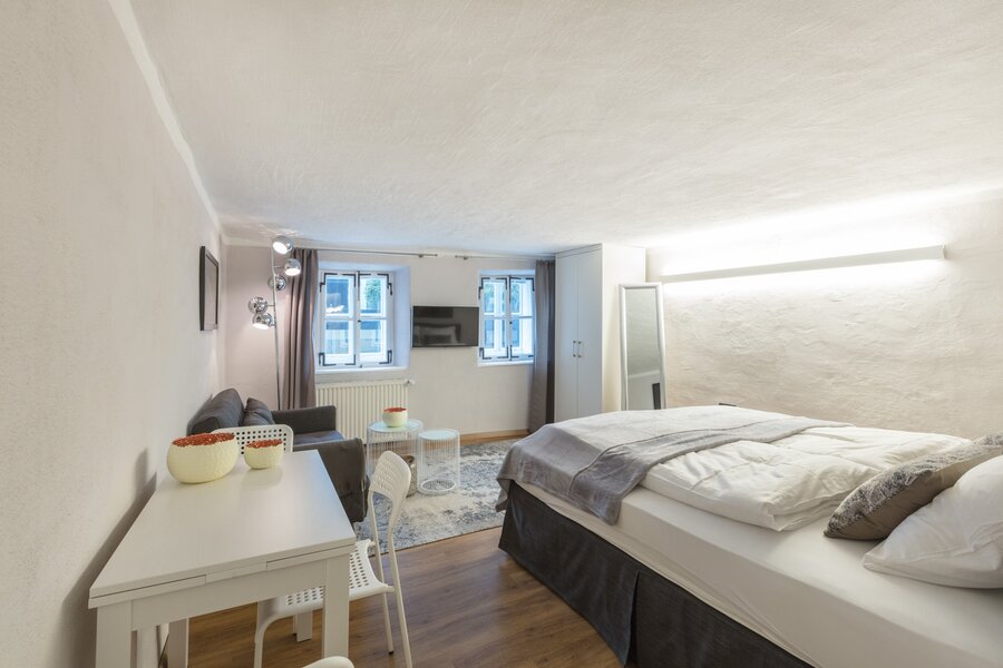 Bright 1-room apartment with double bed & seating – short-term rental & temporary housing for 1 to 6 months in Salzburg