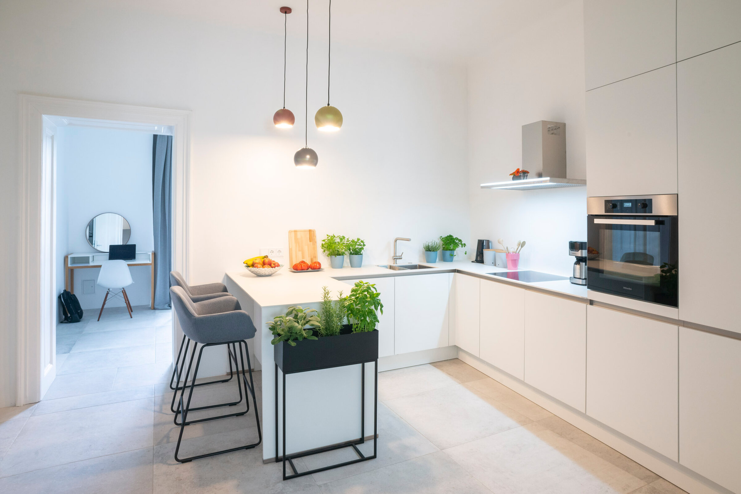 Bright open kitchen with island & herb garden – 3-room apartment, short-term rental & temporary housing for 1 to 6 months in Vienna