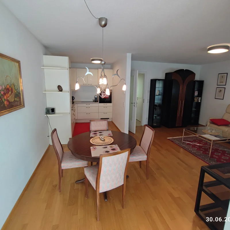 Wohnzimmer mit Esstisch 