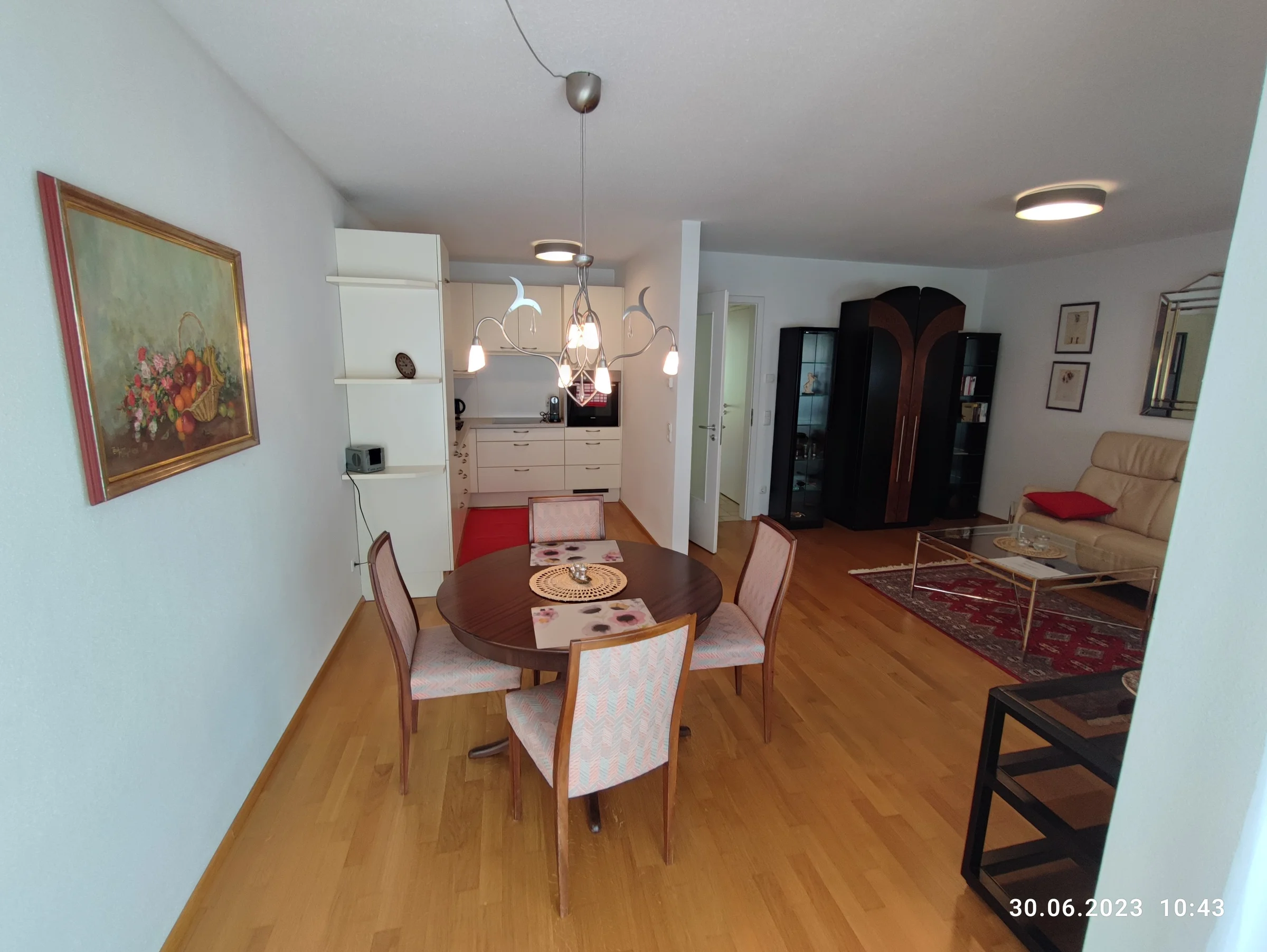 Wohnzimmer mit Esstisch 