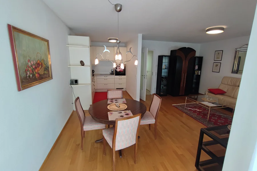 Wohnzimmer mit Esstisch 