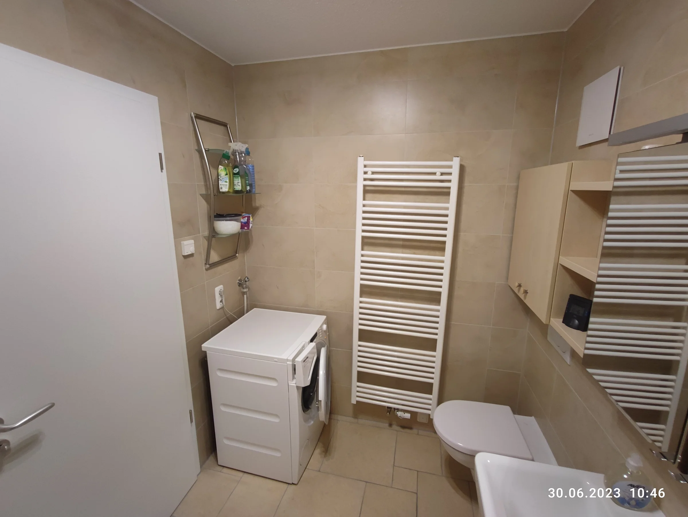 Badezimmer mit WC und Waschmaschine 