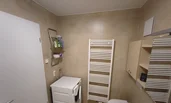 Badezimmer mit WC und Waschmaschine 