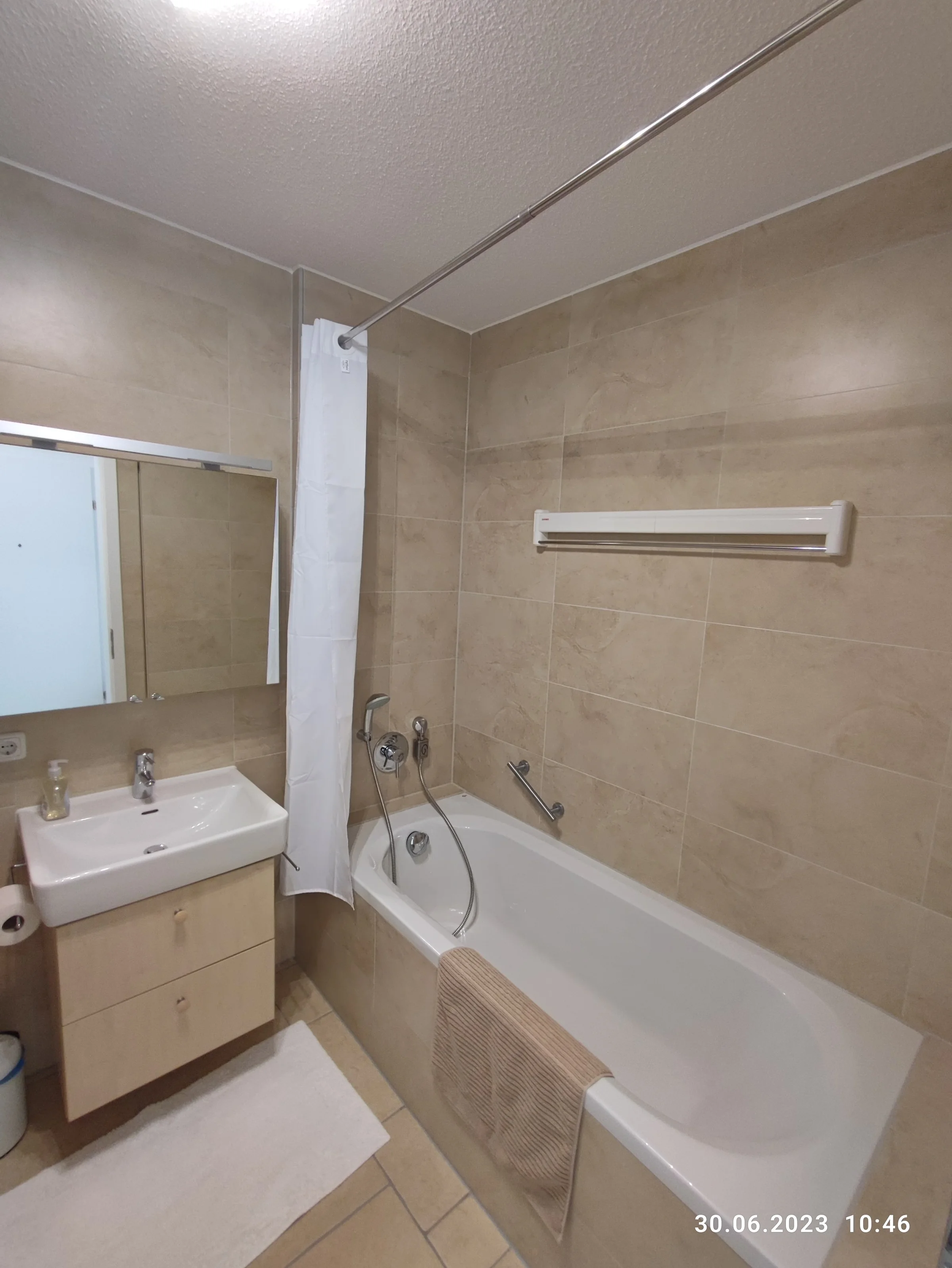 Badezimmer mit Badewanne und Duschvorhang