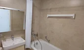 Badezimmer mit Badewanne und Duschvorhang