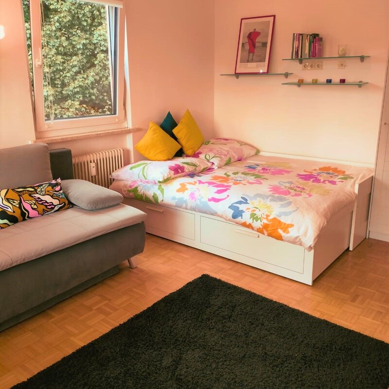 Wohnraum mit Doppelbett und Sofa 