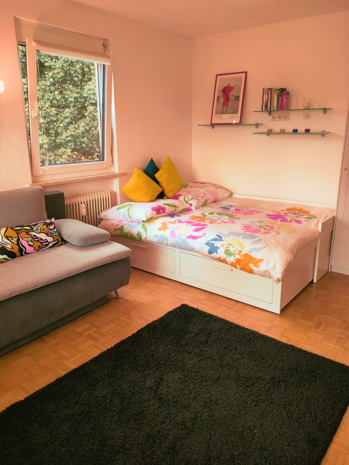 Wohnraum mit Doppelbett und Sofa 
