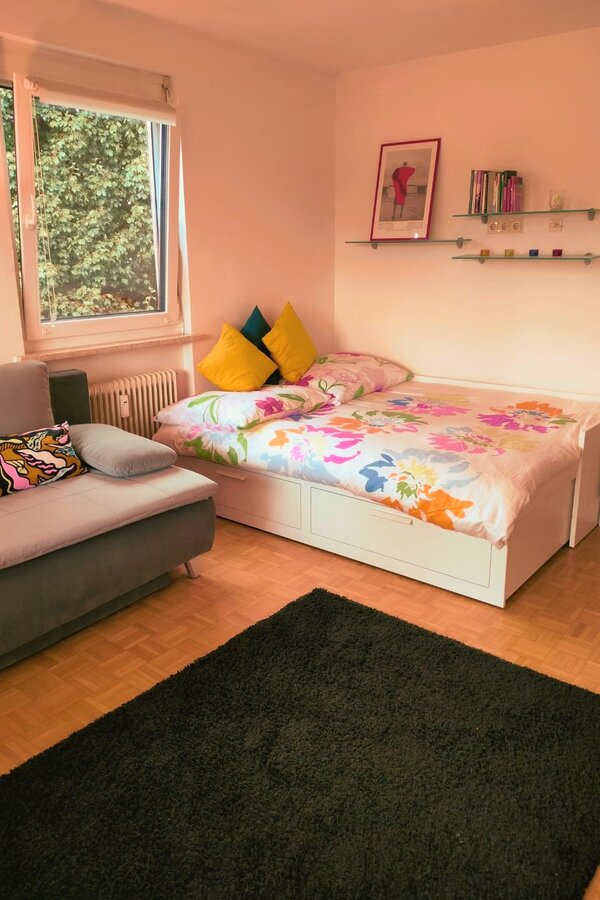 Wohnraum mit Doppelbett und Sofa 