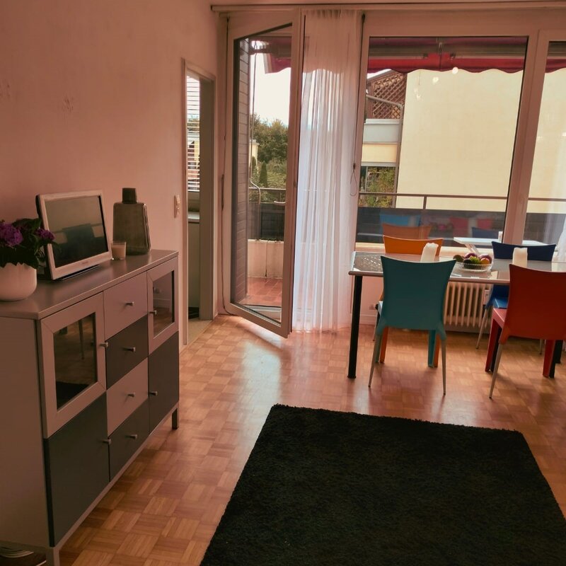 Aufenthaltsraum mit Blick auf die Loggia