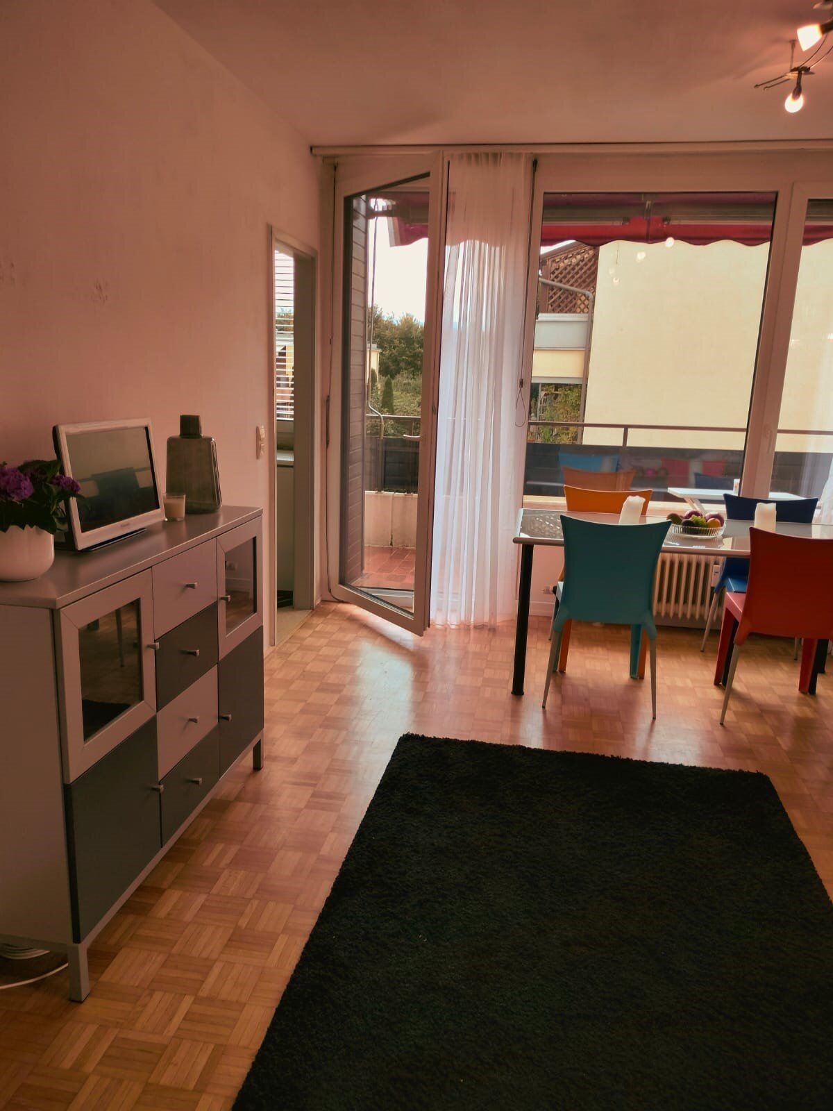 Aufenthaltsraum mit Blick auf die Loggia